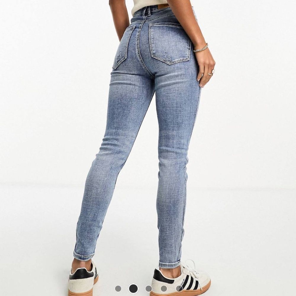 Stradivarius Blue Jeans. Size US 4. Classic & Stylish. Excellent Condition